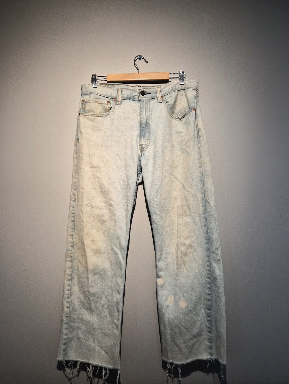 Distressd Levis 555 Relaxed Straight Cut Light Blue Denim | Size 34 X 32